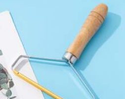 1pc Wooden Handle Cloth Hair Remover