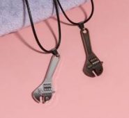 2pcs Wrench Decor Necklace