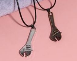 2pcs Wrench Decor Necklace