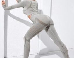 Seamless Skinny Sports Tee With Thumb Holes & Sports Leggings